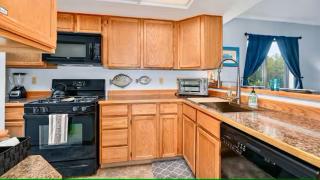 Fishy-Fishy Townhome - 2