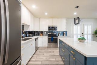 Phoenix 4 BDR Home with Gym & Hot Tub - 9