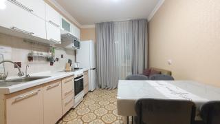 102 центр, 1-6 гостей 2-х комн кв с 2-мя кроватями и 2-мя диванами на 23м этаже,кондиционер,фильтр воды, смарт ТВ, интернет бесплатный - 1