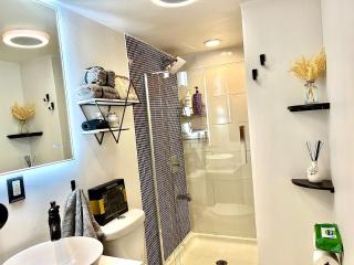 Private Bedroom & Bathroom Grove, Pool & City View - Oceanside - 6