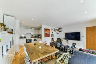 Spacious 2 Bedroom Apartment with Balcony - Londra - 2