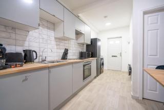 Stylish Family Friendly Apt in Sheffield, Ample Parking & Fast WIFI, Guests 4, Close to City Centre - 9