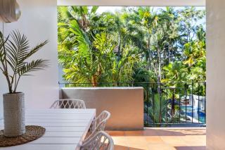 11 On The Reef walk to the Beach & Macrossan St - 5