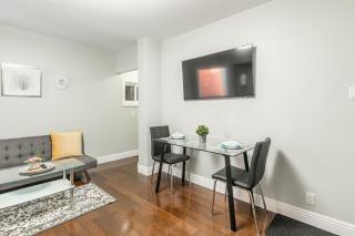 Chic 3BR apartment in Queen West, Downtown Toronto - 6
