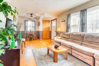 Less Than 1 Mi to Route 66 Home with Large Yard! - Lincoln - 0