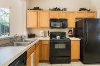 Spacious Regal Oaks Retreat - Steps to the Pool - 8