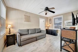 Stones Throw Beachside Bungalow #1 ON THE BEACH - Clearwater Beach - 4