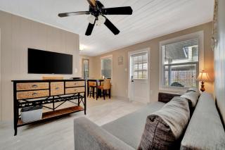 Stones Throw Beachside Bungalow #1 ON THE BEACH - Clearwater Beach - 3