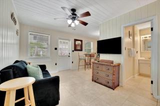 Stones Throw Beachside Bungalow #2 AT THE BEACH - Clearwater Beach - 5