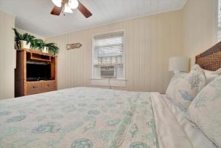 Stones Throw Beachside Bungalow #2 AT THE BEACH - Clearwater Beach - 4