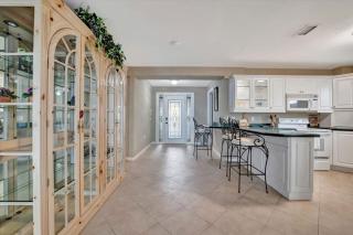 Stones Throw Beachfront Family Suite #3 VIEWS - Clearwater Beach - 2