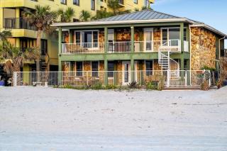 Stones Throw Beachfront Family Suite #3 VIEWS - Clearwater Beach - 0