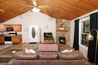Miner's Lady is a clean, tasteful, and COZY 1 bedroomsleeps 4 cabin! - Sevierville - 2