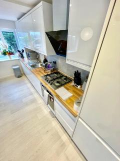 2 Bed Flat - Sleeps 5 - Parking - Wifi - 8