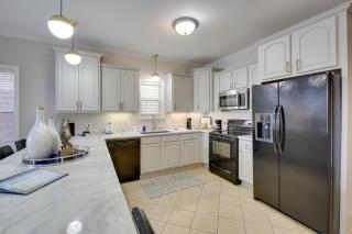Luxe Waterfront Condo on Lake Hamilton with Balcony! - Red Oak - 4