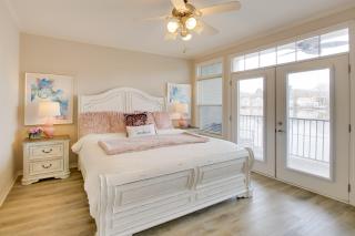 Luxe Waterfront Condo on Lake Hamilton with Balcony! - Red Oak - 1