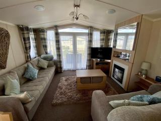 Eastgate - C10 - On fantasy Island, central heating, pet friendly - Meadow Lakes Caravan & Lodge Hire - Ingoldmells - 8