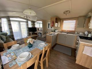 Eastgate - C10 - On fantasy Island, central heating, pet friendly - Meadow Lakes Caravan & Lodge Hire - Ingoldmells - 7
