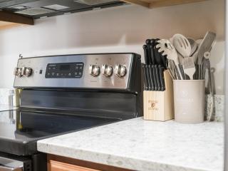 Modern Oasis Sleeps 7 with King Bed in Prime Location - 4