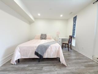 Cozy room with private bath near Don Mills Subway - Toronto - 4