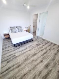 Private and Spacious Getaway, Close to Everything - Urraween - 8