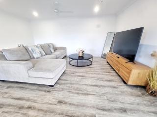 Private and Spacious Getaway, Close to Everything - Urraween - 9