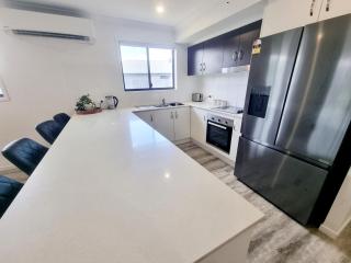 Private and Spacious Getaway, Close to Everything - 4