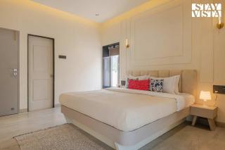 StayVista at Serenity Shores with Pool, Bonfire, Lawn - Alibaug - 5