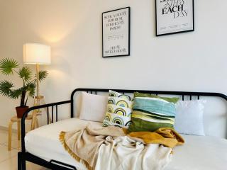 Comfy 2BR Sunny Suite Sky Pool & Stunning Views - George Town - 3