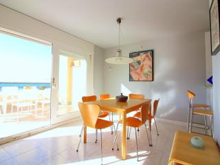 Precioso apartamento atico en el centro de Roses y delante del mar. - ES-228-198 - Roses - 2