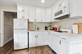 North Seattle house with 4BD 3BA, AC, sunroom, fenced yard - Seattle - 6