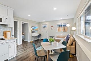 North Seattle house with 4BD 3BA, AC, sunroom, fenced yard - Seattle - 4