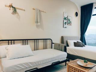 Stunning 2BR with Infinity Pool & City Views - George Town - 9