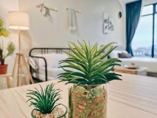 Stunning 2BR with Infinity Pool & City Views - George Town - 8