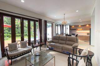 Family Only Villa with Private Pool - De Reiz Ubud Syariah 5BR - Bandung - 5