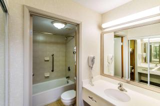 Econo Lodge Inn & Suites University - Calgary - 1