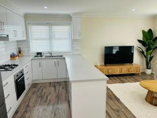 Cozy 2-Bedroom Retreat - Young - 5