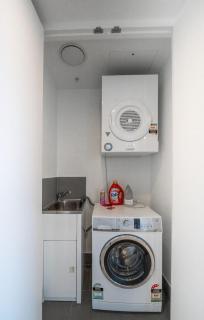 Trendy 1 Bedroom with City Views Pool and Gym - Brisbane - 4