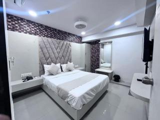 Hotel Grey Sky - Gandhinagar - 1