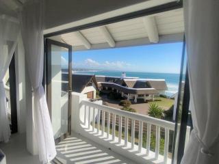 Modern Holiday Home by the Sea - 6
