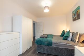 Stylish Modern Home, Southampton - Southampton - 2