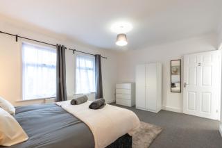 Stylish Modern Home, Southampton - Southampton - 6