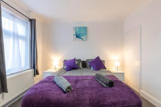 Stylish Modern Home, Southampton - Southampton - 7