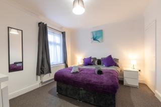 Stylish Modern Home, Southampton - Southampton - 8