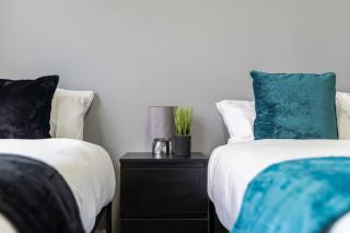 Simple 2 Bed Apt in Selly Oak, Selly Park by Cadbury World - 5 mins to Cadbury World, 5 mins to Selly Manor Museum, 5 mins to Edgbaston Stadium, 8 mins to Queen Elizabeth Hospital, 6 mins to University Of Birmingham - Free Parking & WIFI - Birmingham - 9