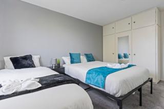Simple 2 Bed Apt in Selly Oak, Selly Park by Cadbury World - 5 mins to Cadbury World, 5 mins to Selly Manor Museum, 5 mins to Edgbaston Stadium, 8 mins to Queen Elizabeth Hospital, 6 mins to University Of Birmingham - Free Parking & WIFI - Birmingham - 7