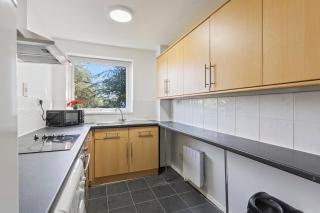 Simple 2 Bed Apt in Selly Oak, Selly Park by Cadbury World - 5 mins to Cadbury World, 5 mins to Selly Manor Museum, 5 mins to Edgbaston Stadium, 8 mins to Queen Elizabeth Hospital, 6 mins to University Of Birmingham - Free Parking & WIFI - Birmingham - 5