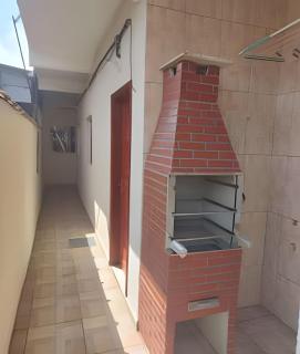 Casa com Ar Condicionado e Churrasqueira para até 10 Pessoas em Praia Grande - 0