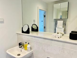 Upscale Contemporary Apartment - River Views - Southampton - 1