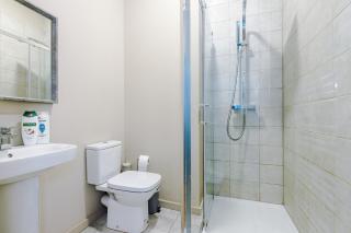Spacious One Bedroom Apartment in Central Wigan by Eason Stays, Ideal For Weekend Getaways & Business Travellers - with Free Parking! - Wigan - 3